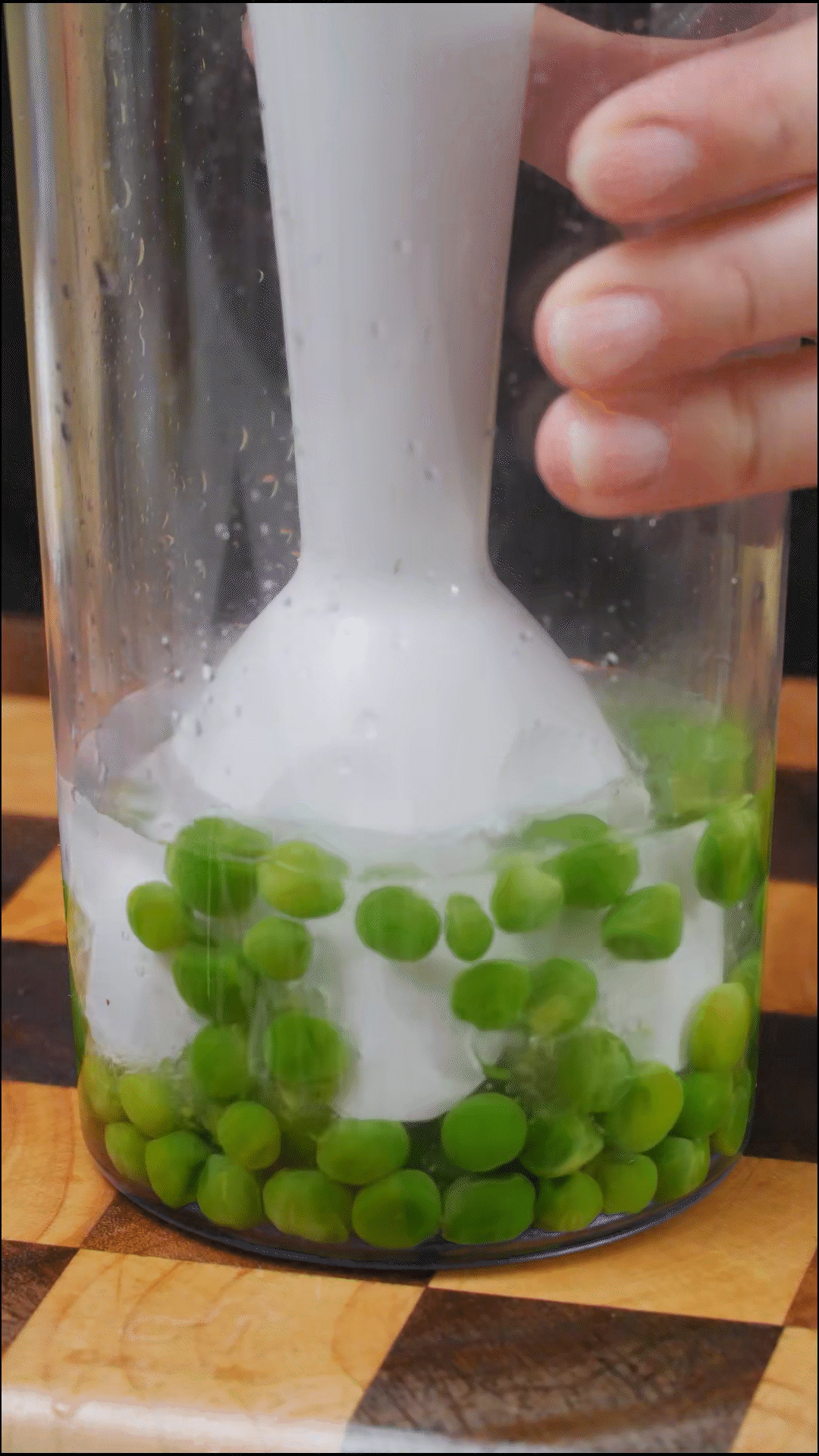 斷生的豌豆加水和大蒜，放入料理機(jī)打成糊狀
