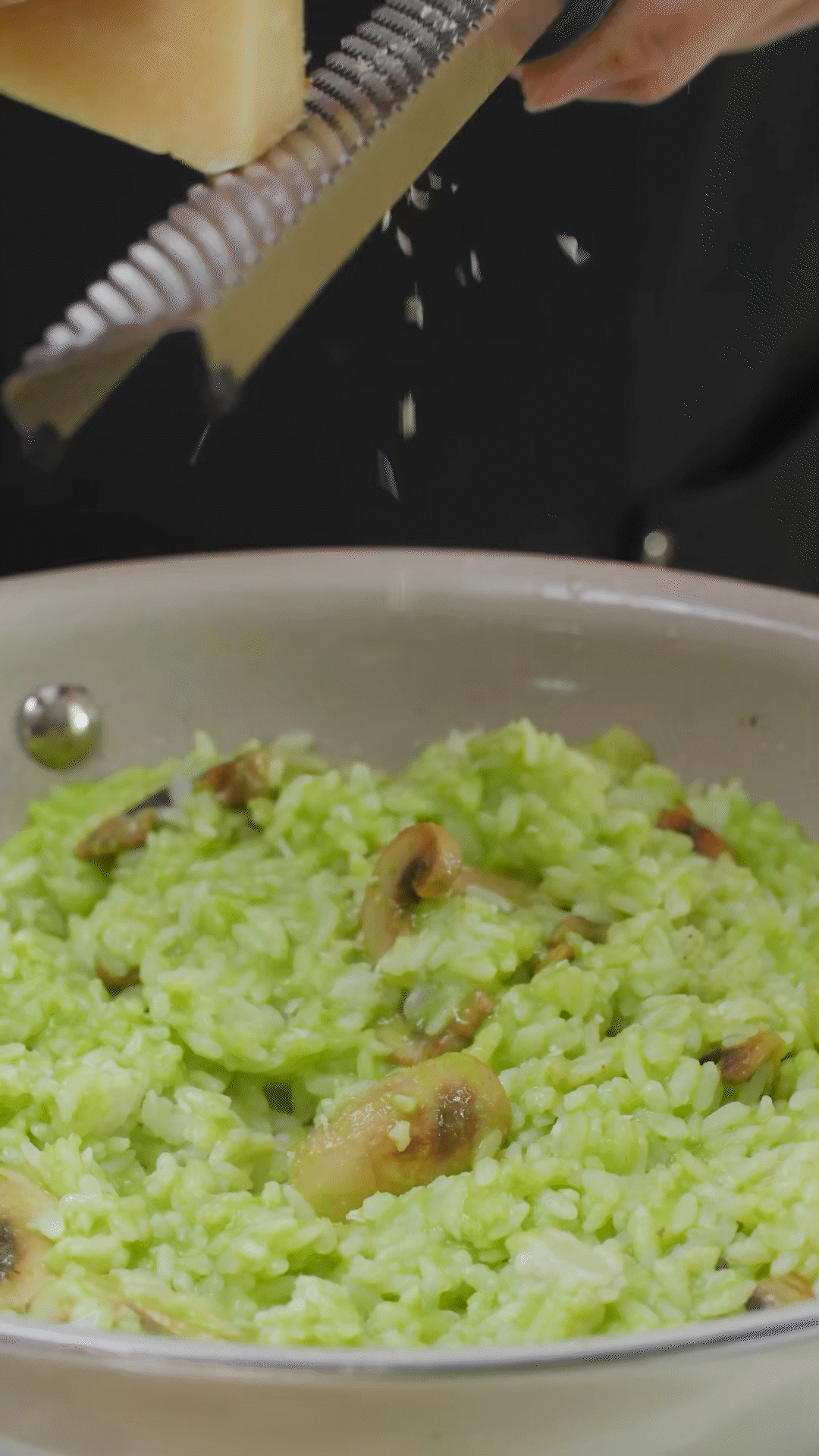 倒入豌豆泥、干酪、一塊黃油和黑胡椒海鹽調(diào)味
