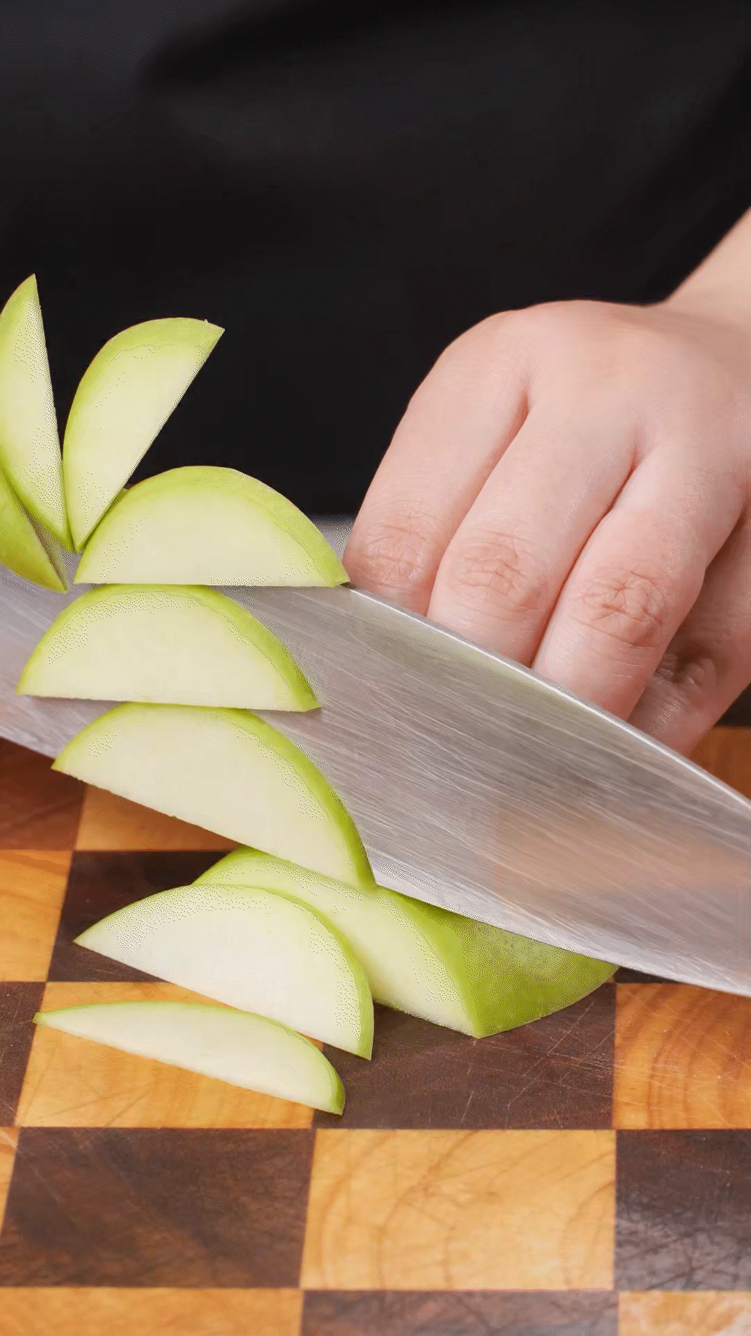 蘋果、梨子洗凈改刀
