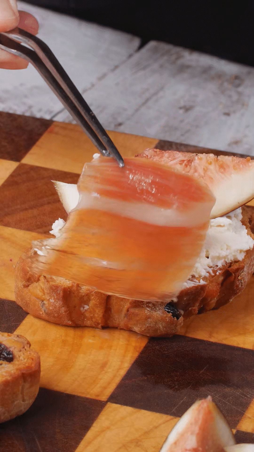 歐包抹上奶酪，放上無花果
