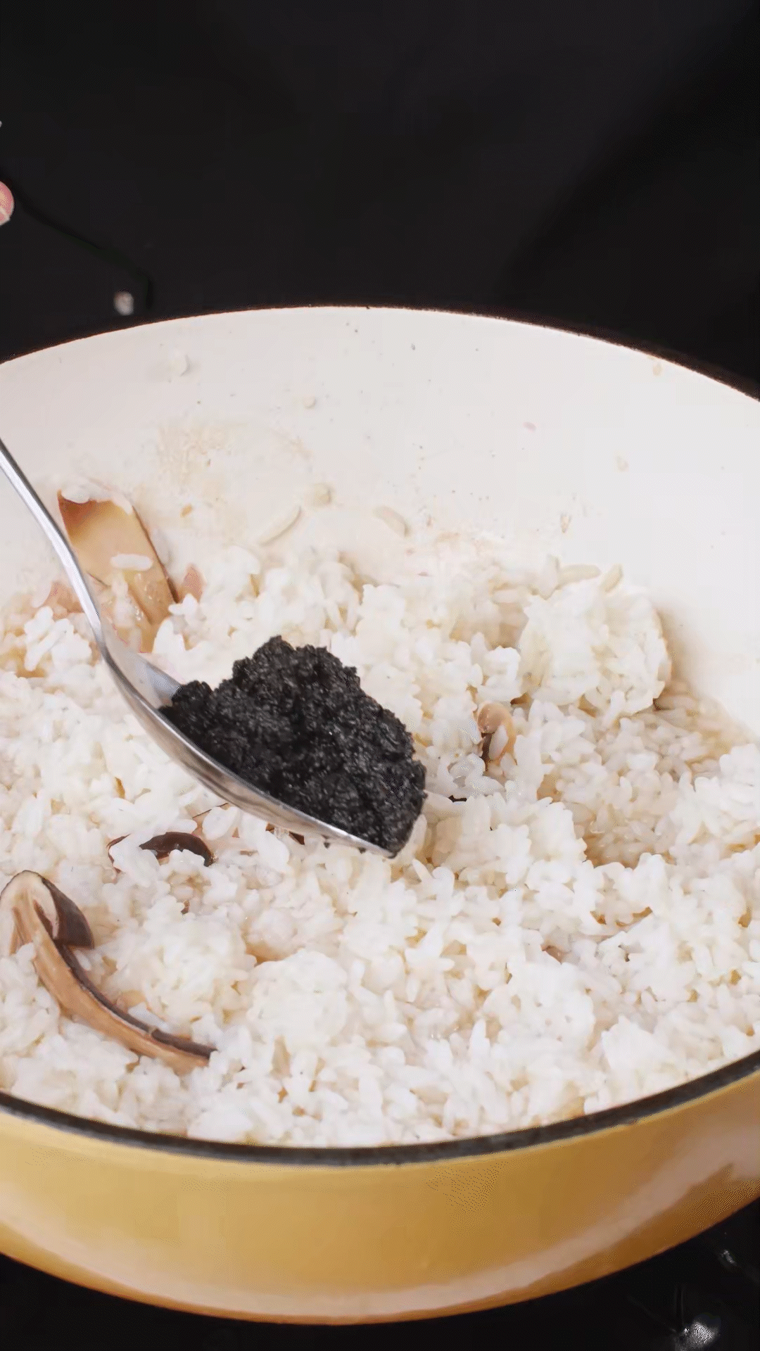 底油放入洋蔥爆香后加入黑皮雞樅菇、口蘑，用白葡萄酒增鮮
