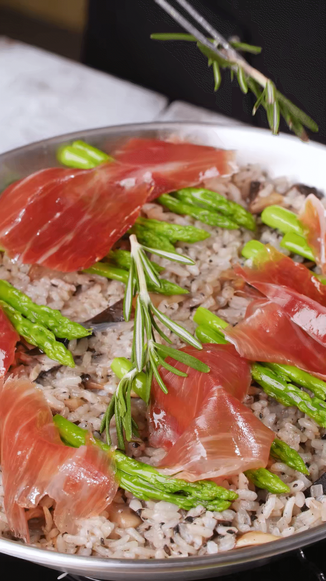 放上巴瑪火腿和蘆筍、點(diǎn)綴迷迭香、三色堇