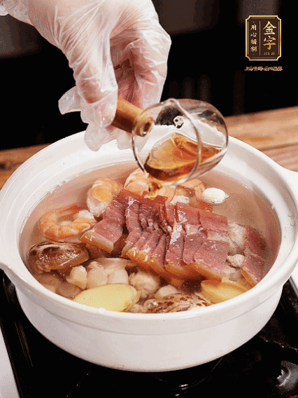 7種食材+帶皮冬瓜塊用砂鍋/電飯煲煮湯功能煮熟，少許鹽、花雕調(diào)味