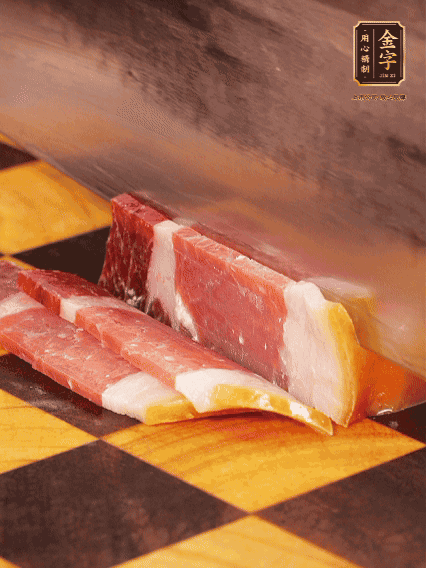 金字火腿切薄片，姜切粒、大蔥切絲