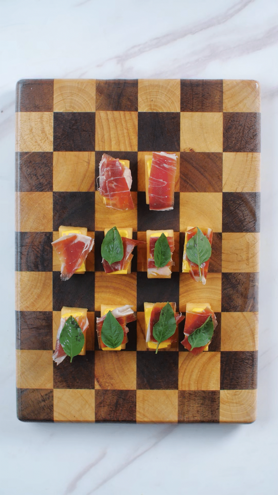 依次放上：奶酪、巴瑪火腿