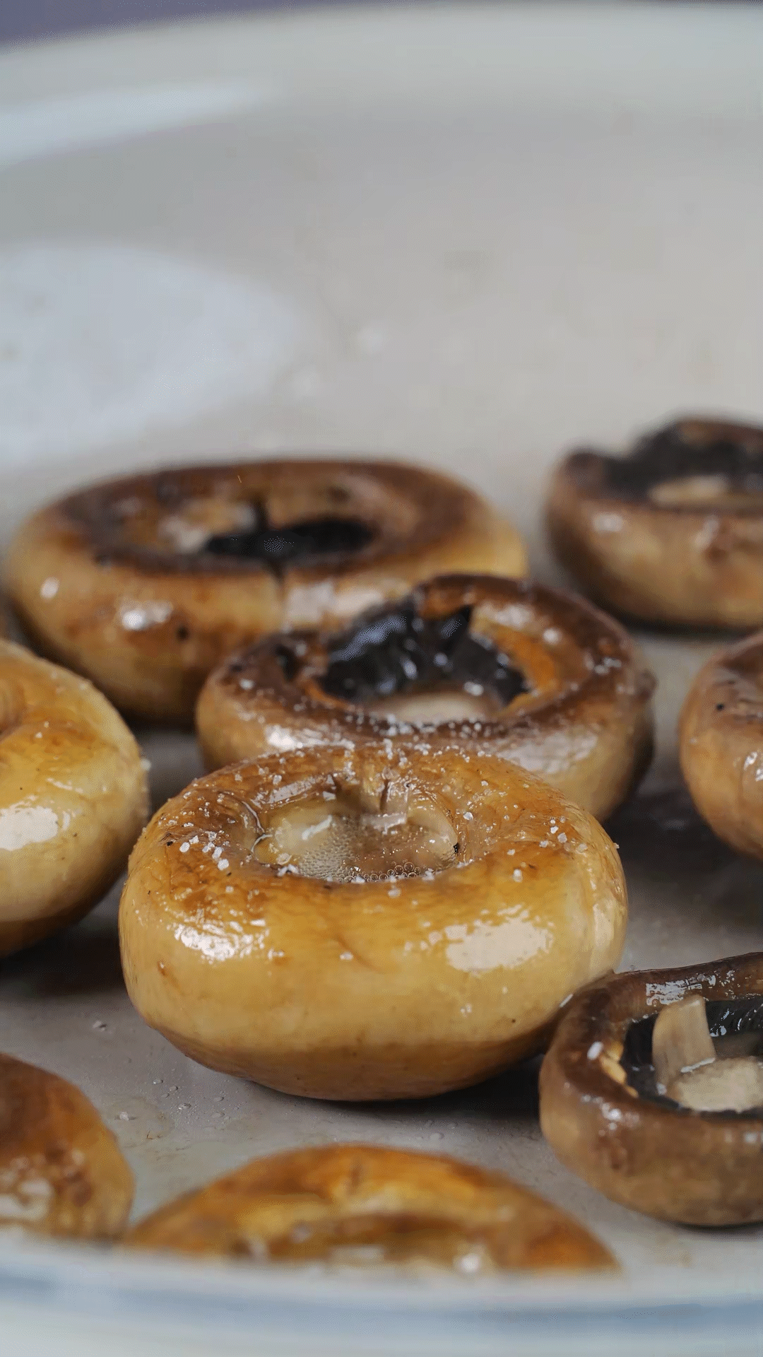 鍋內(nèi)放橄欖油，將口蘑煎至兩面微微焦黃，用黑胡椒海鹽調(diào)味