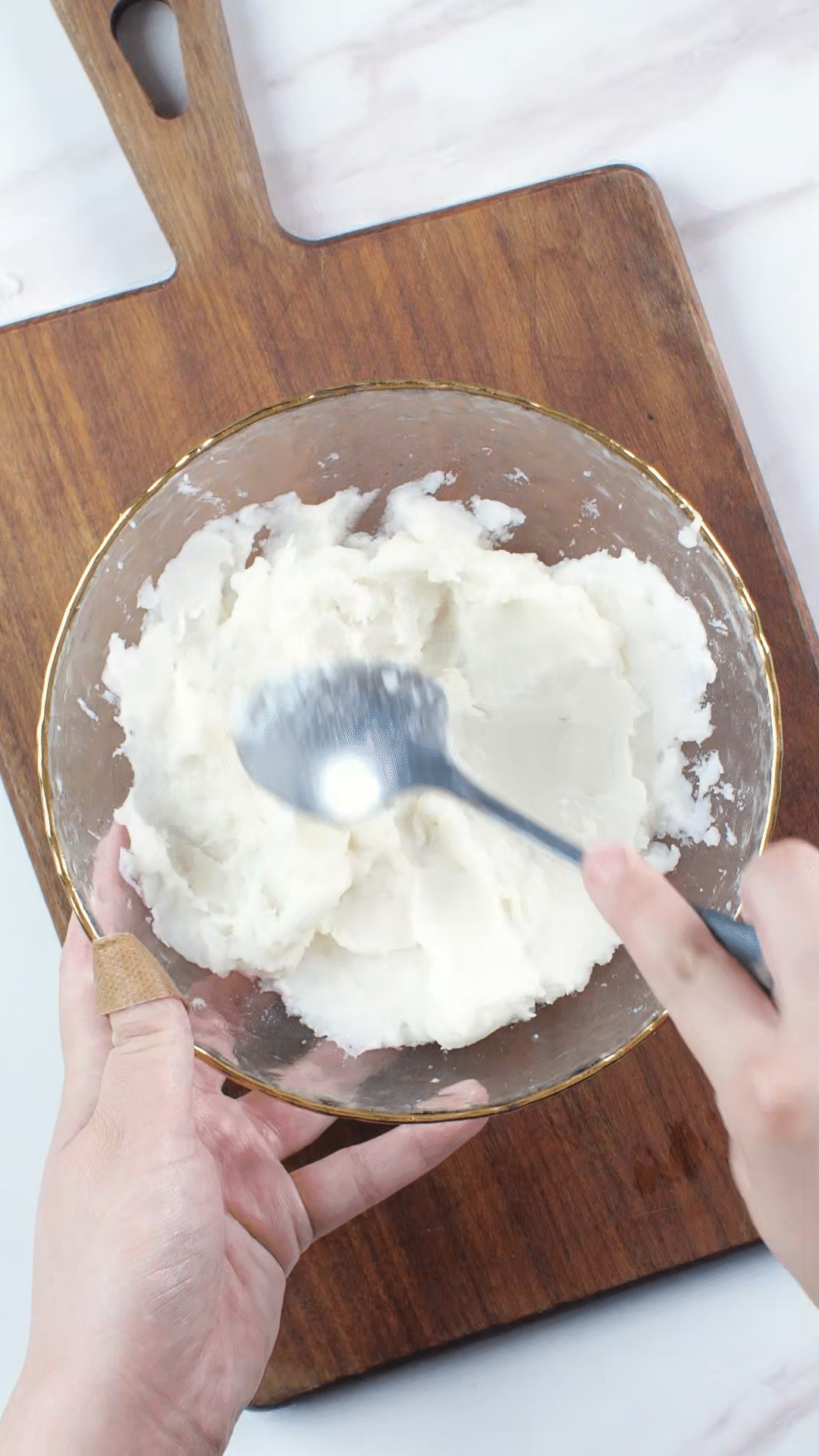 山藥去皮蒸熟，用涂抹奶酪、海鹽、橄欖油調(diào)味