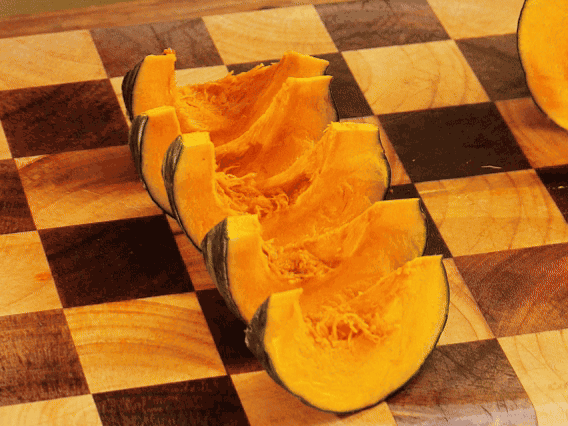 貝貝南瓜去瓤切小塊；干香菇熱水泡發(fā)，切條