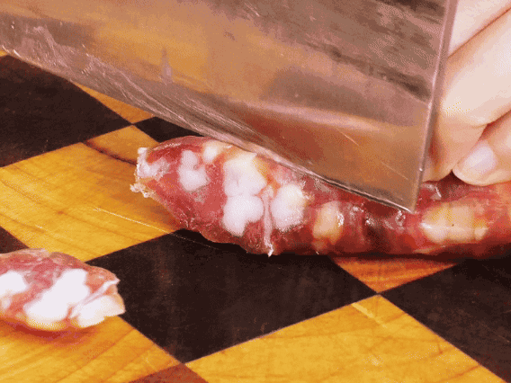 香腸少油煸出香味，下南瓜、板栗、香菇翻炒。2勺生抽、1勺老抽、1勺蠔油、1勺鹽、半勺糖調(diào)味