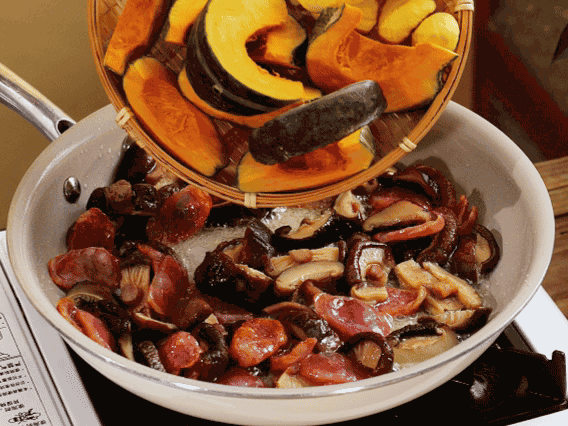 清洗好的大米放入電飯鍋，加裹滿醬汁的食材，再加剛好沒過食材的水，攪拌一下