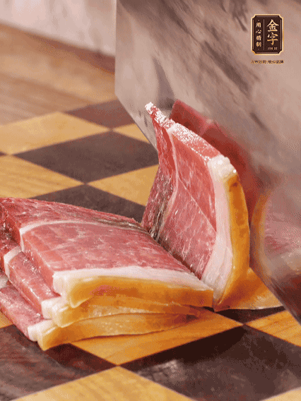 金字火腿切片，溫水浸泡5分鐘；肉皮泡發(fā)，切成小塊。