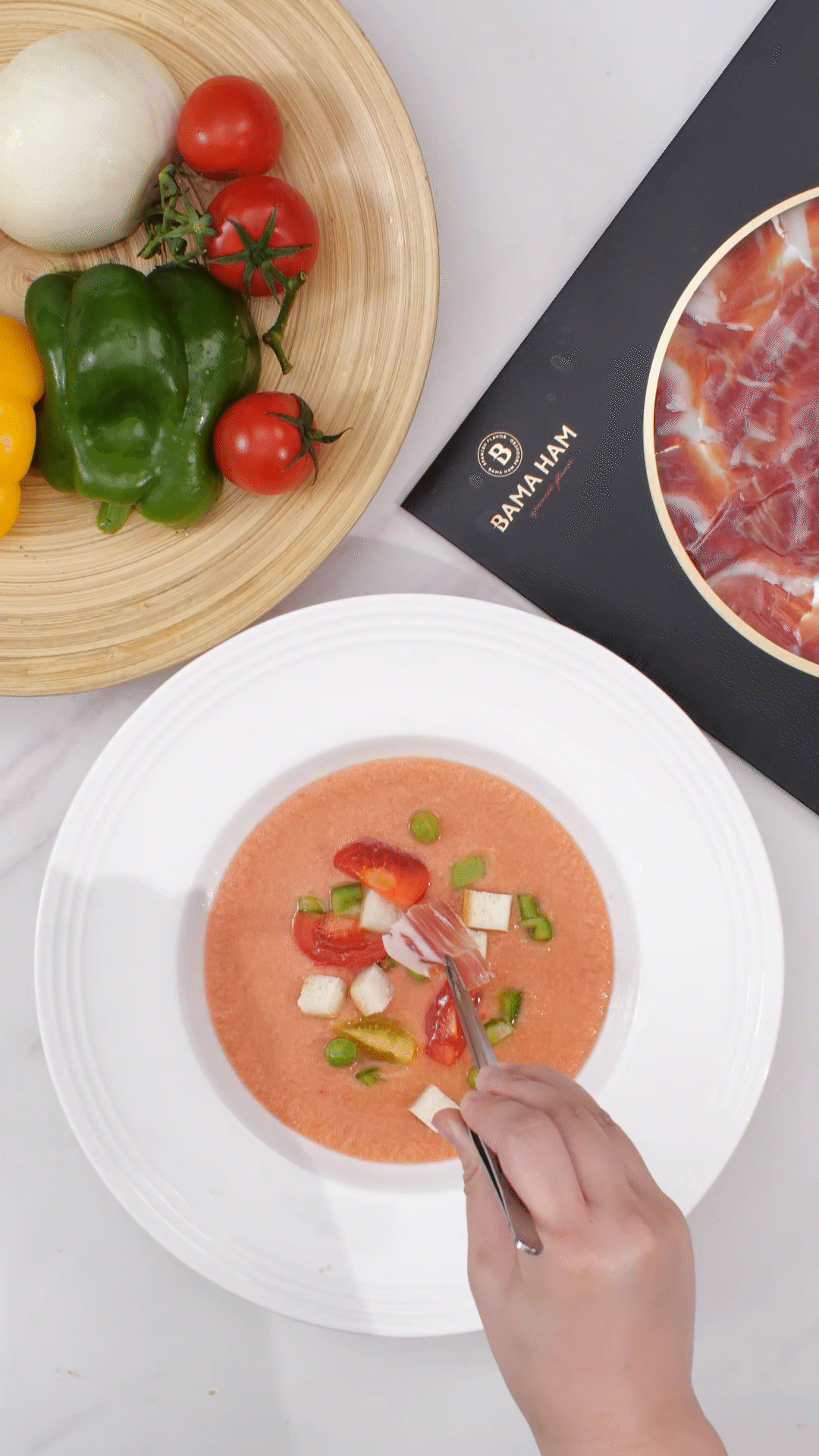 擺盤(pán)時(shí)，加入青豆，面包丁，黃瓜丁，烤面包丁，番茄丁