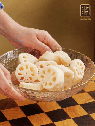 蓮藕洗凈削皮，切大塊，用鹽、糖腌制30分鐘。