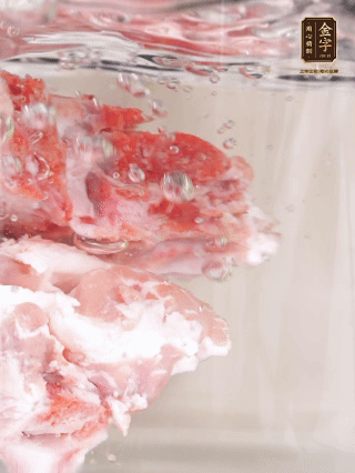 豬骨冷水下鍋，加蔥姜、料酒焯水4分鐘。