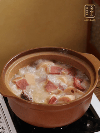 豬油潤鍋，豬骨、姜片煸出油脂香，再依次下開水、蓮藕、火腿，大火燒開