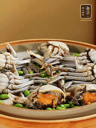 盤底鋪毛豆，依次放大閘蟹、咸肉， 淋一圈料酒、豉油。