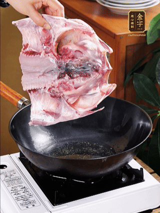 鍋里油燒熱（一半豬油、一半玉米油），放入魚頭，把魚頭煎至少兩面金黃