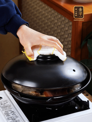 大火燒開，大火煮10~15分鐘。放入切好的豆腐，再煮5分鐘