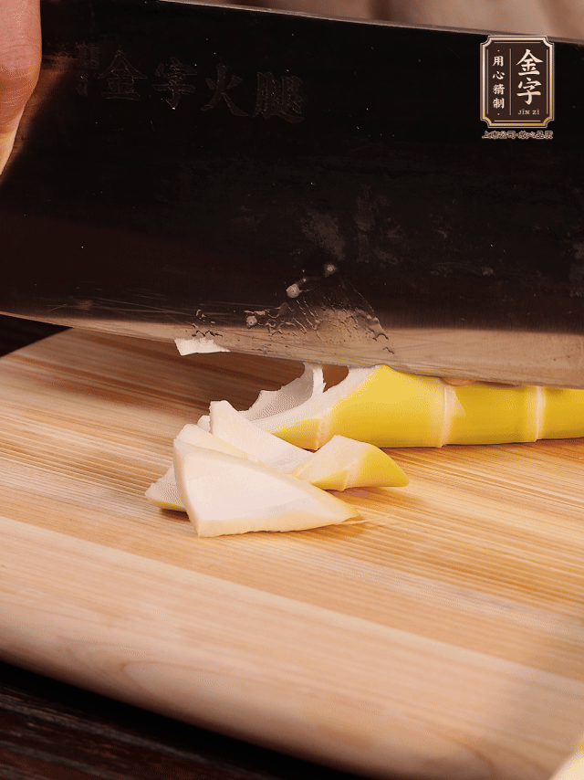 春筍去筍衣切滾刀塊；萵筍去皮切滾刀塊；春筍、百葉結(jié)焯水2分鐘。