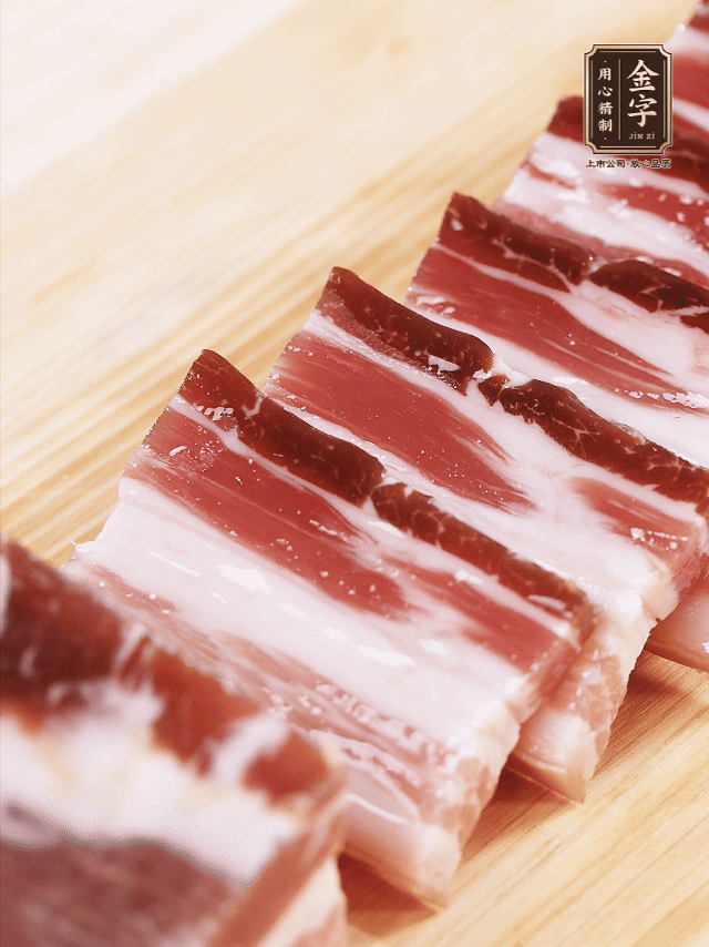 金字淡咸肉切厚片；金字淡咸肉、仔排加蔥姜、料酒焯水3分鐘，溫水洗凈。