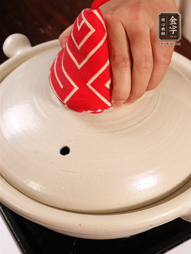 加開水燉煮，水沸后轉(zhuǎn)小火40分鐘。