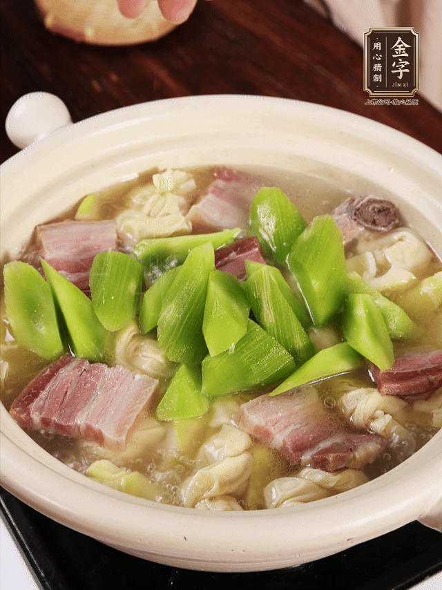 下春筍、百葉結(jié)，繼續(xù)燉15分鐘。最后下萵筍煮3分鐘，少許鹽調(diào)味。