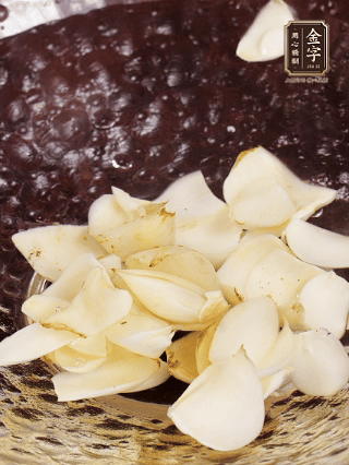 大蒜、生姜、紅蔥頭處理成粒。青辣椒切碎