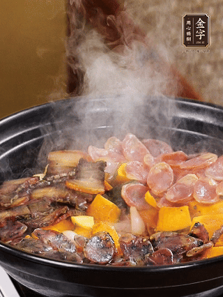 關(guān)火鋪上土香腸、梅干菜香腸、醬肉，加生抽、清水、黑胡椒粉調(diào)成的料汁，中火焗5分鐘