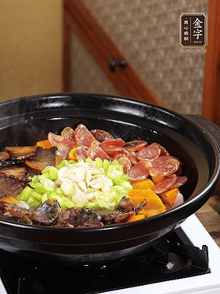 中間放入百合，圍一圈青椒碎，小火再焗2分鐘