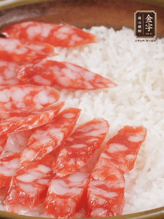 砂鍋加入半勺豬油、半勺花生油抹勻，倒入絲苗米，加水沒過大米一指高，蓋蓋大火煮至水分微干