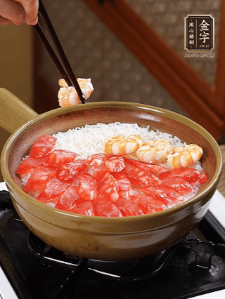 開蓋戳幾個(gè)洞均勻受熱，鋪臘腸、蝦仁，蓋蓋小火煮5分